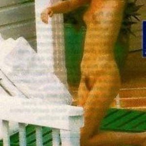 Naked young Gwyneth Paltrow together with Brad Pitt - 12