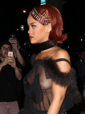 Rihanna shows her nipples 02